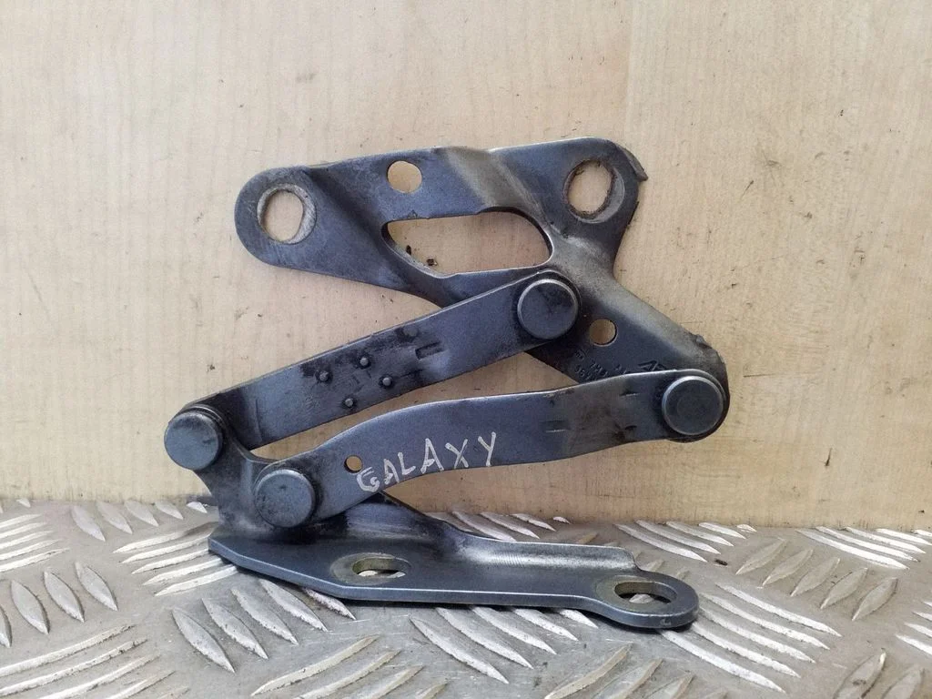 Vyris (-iai) variklio dangčio