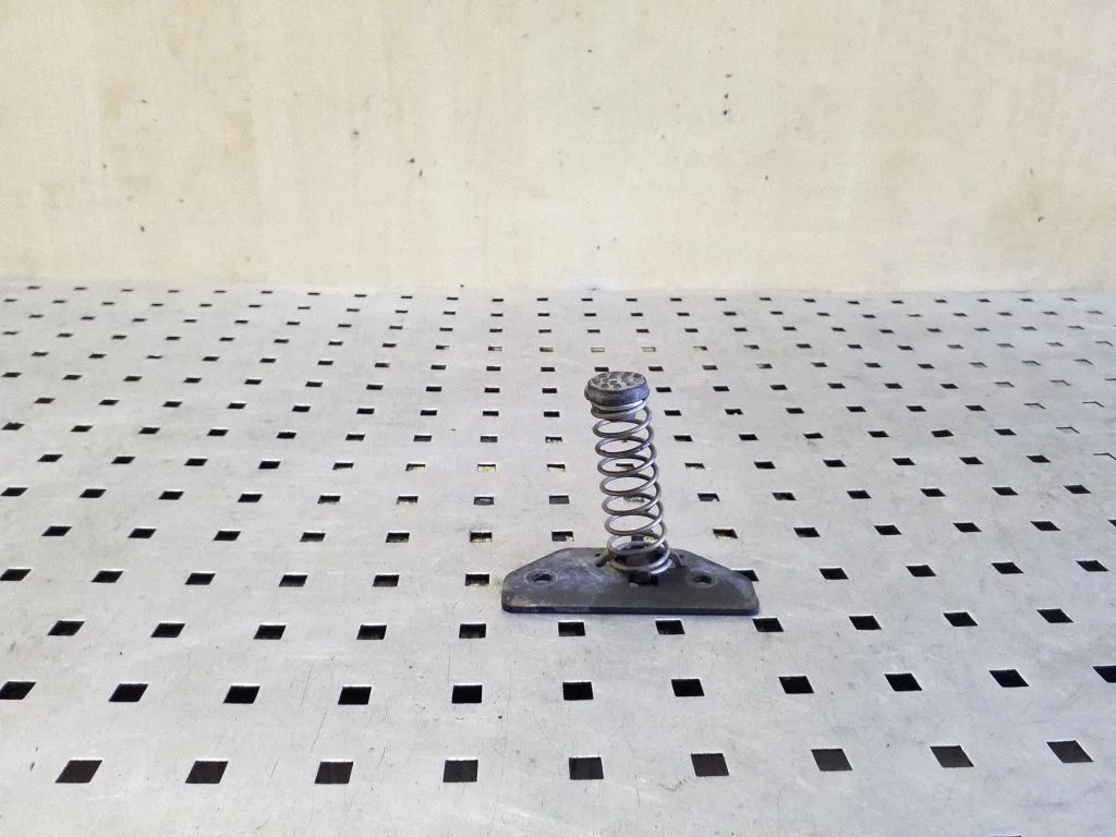 Amortizatorius variklio dangčio