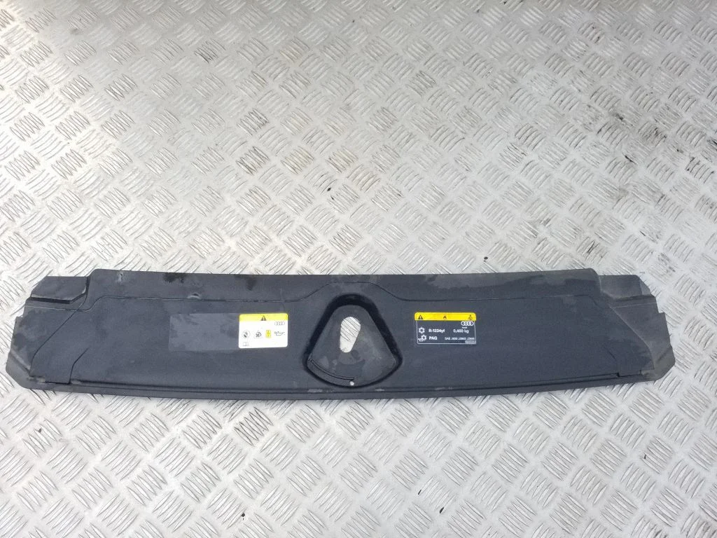Apdaila variklio dangčio spynos