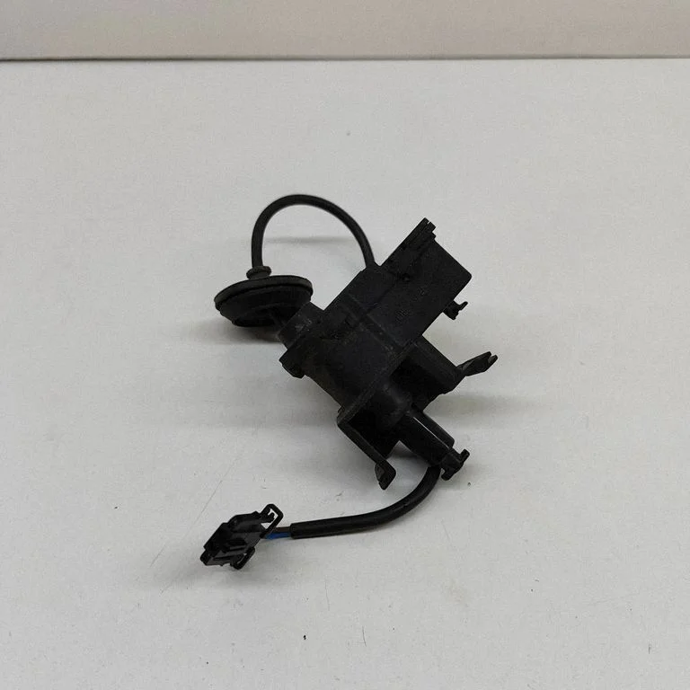Degalų bako dangtelio spyna