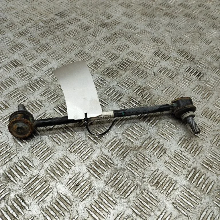 Priekinė stabilizatoriaus traukė
