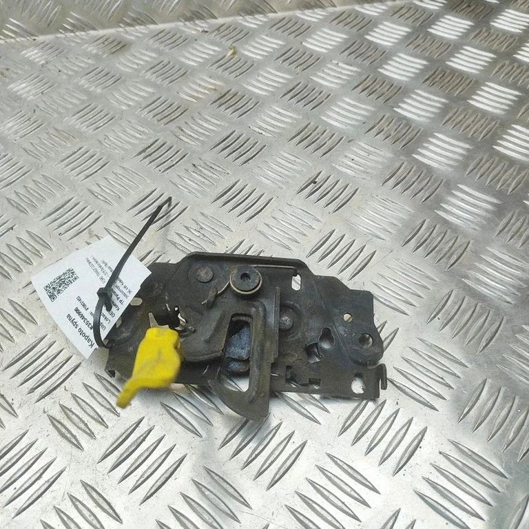 Spyna variklio dangčio