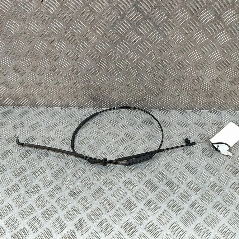 Troselis variklio dangčio spynos