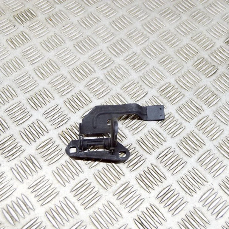 Kilpa variklio dangčio spynos