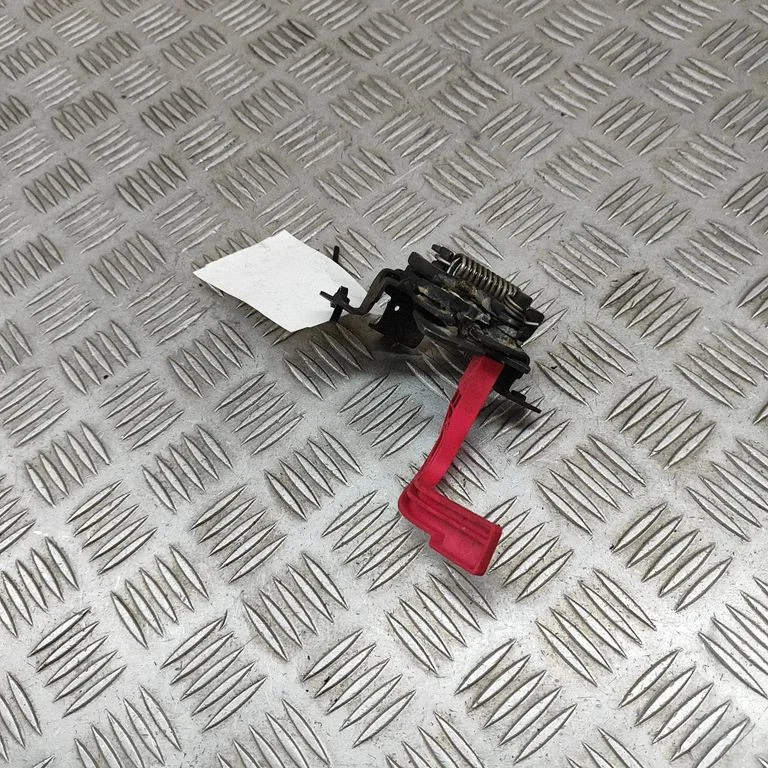 Kilpa variklio dangčio spynos