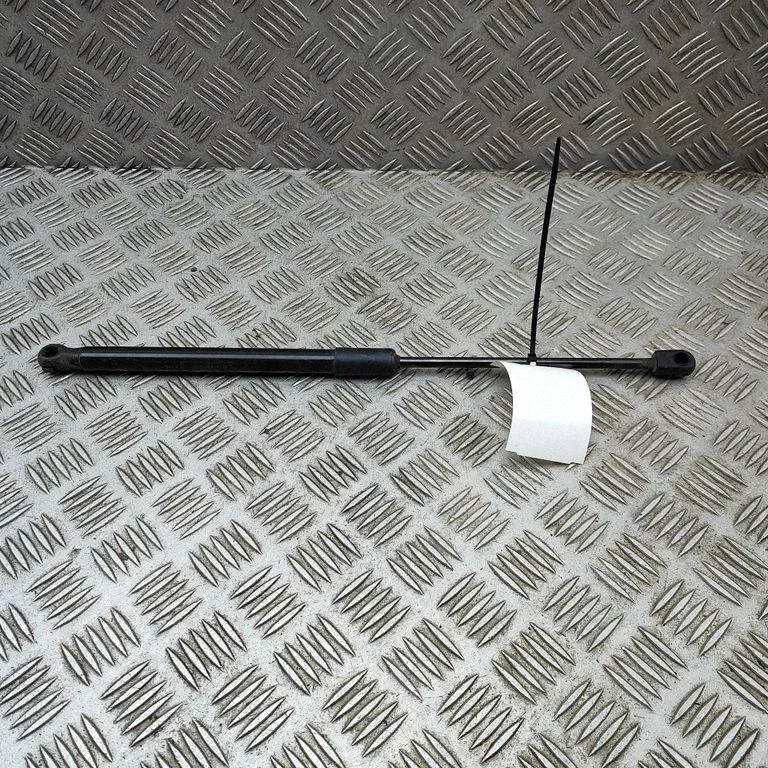 Amortizatorius variklio dangčio