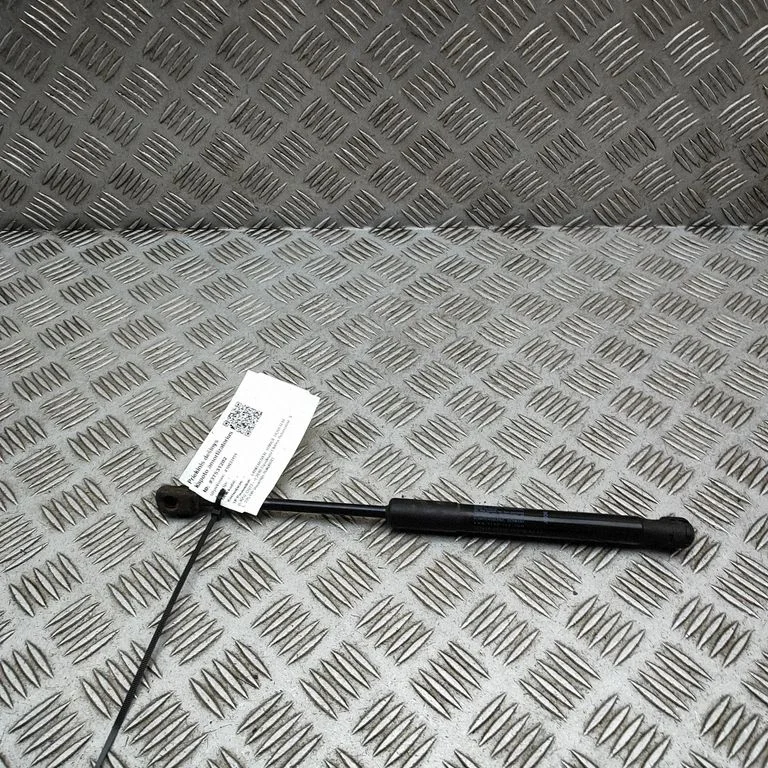Amortizatorius variklio dangčio