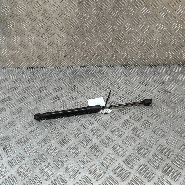 Amortizatorius variklio dangčio