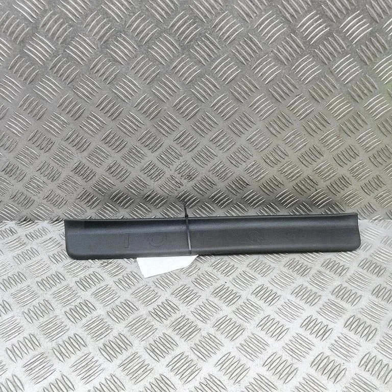 Priekinio kėbulo slenksčio apdaila