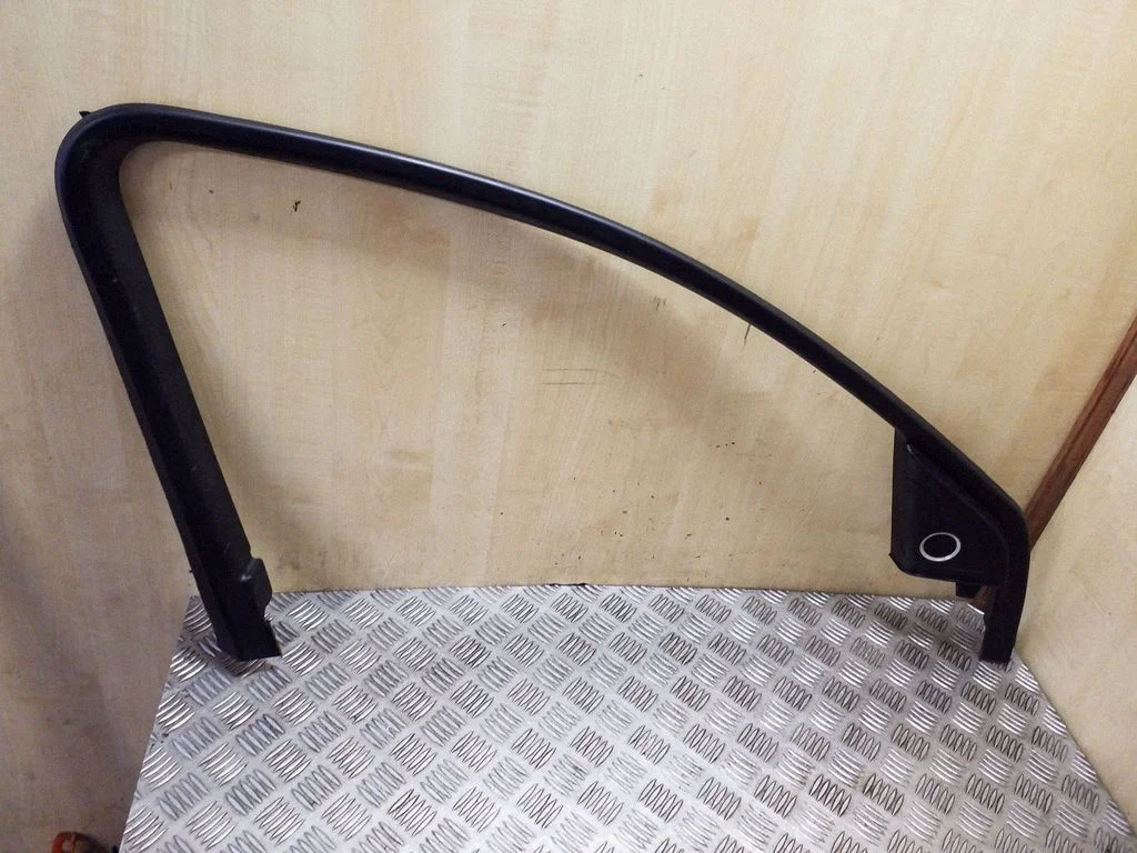 Kita priekinių durų apdailos detalė
