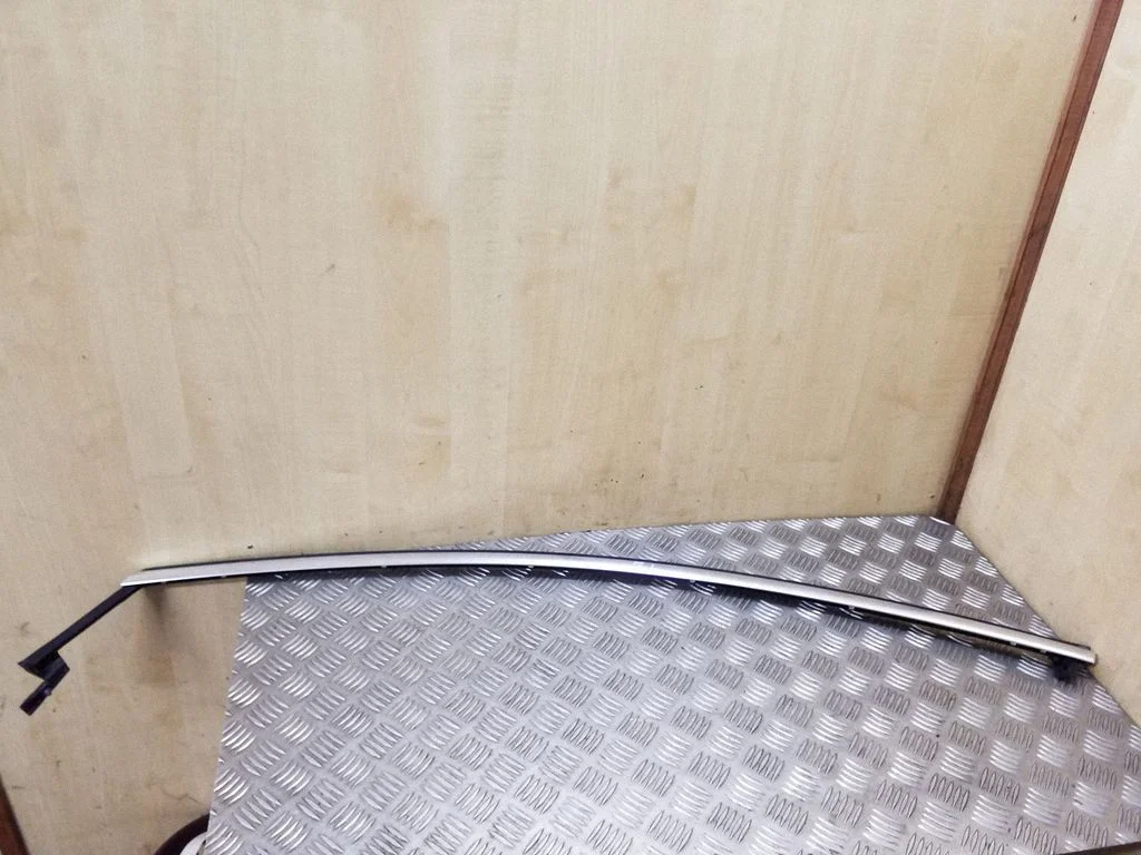 Kita priekinių durų apdailos detalė