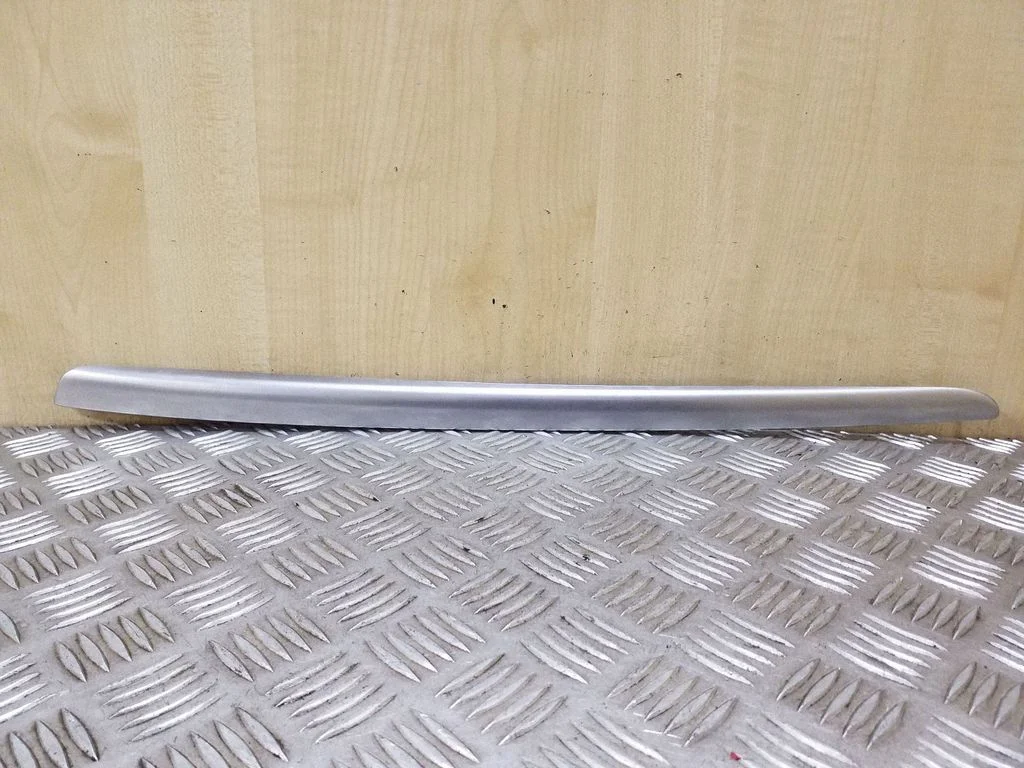 Kita priekinių durų apdailos detalė