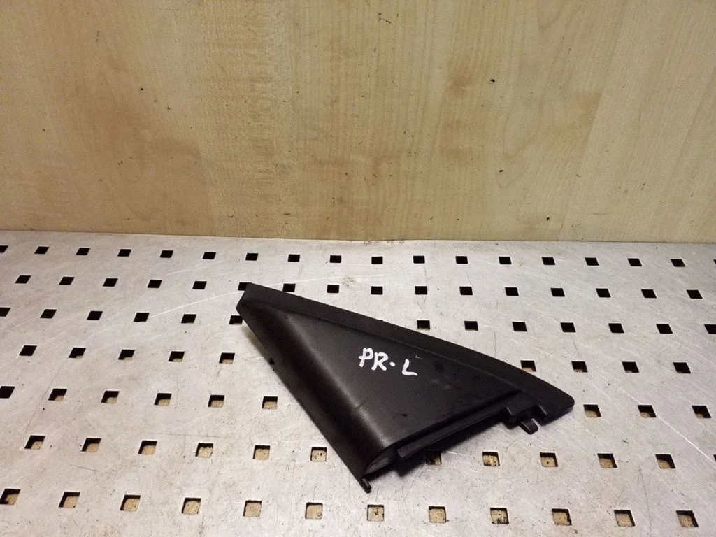 Kita priekinių durų apdailos detalė