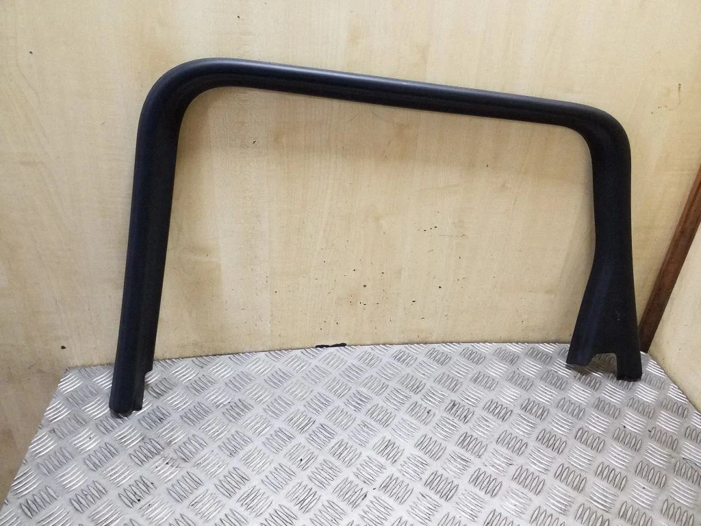 Kita galinių durų apdailos detalė