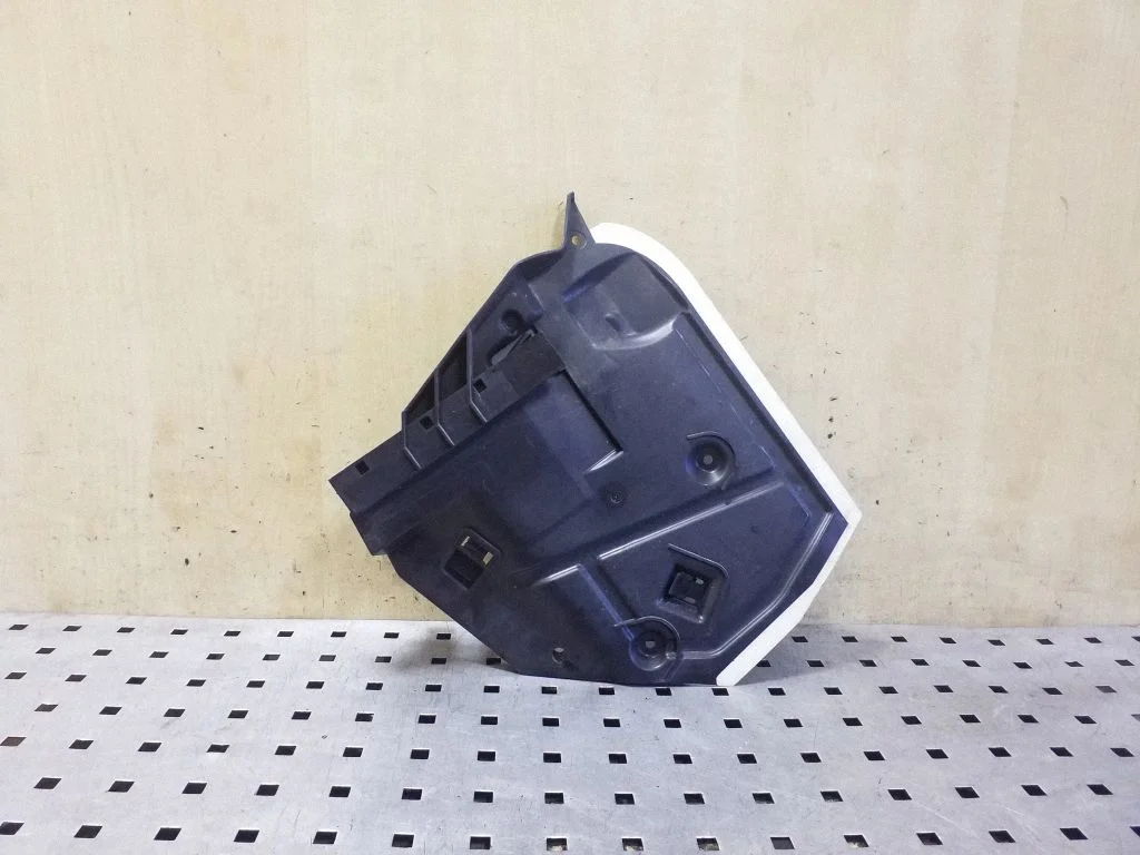 Kita galinių durų apdailos detalė