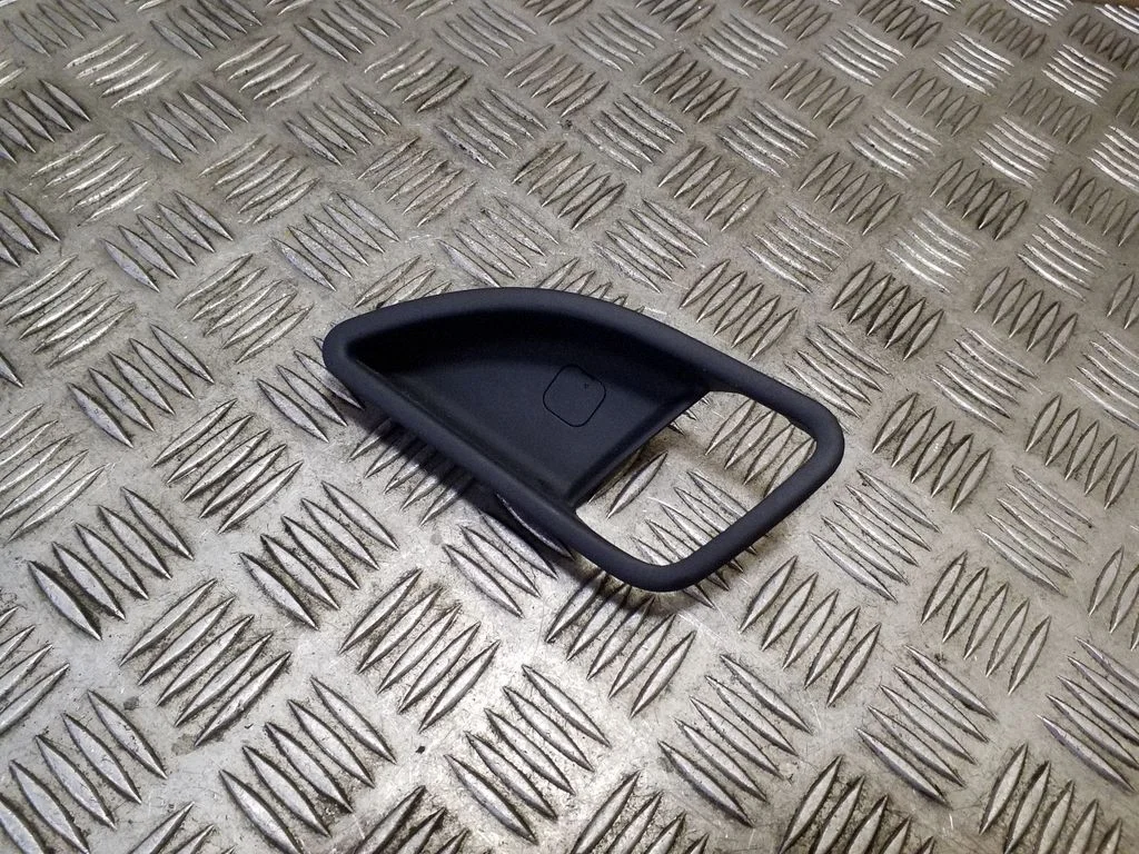 Kita galinių durų apdailos detalė