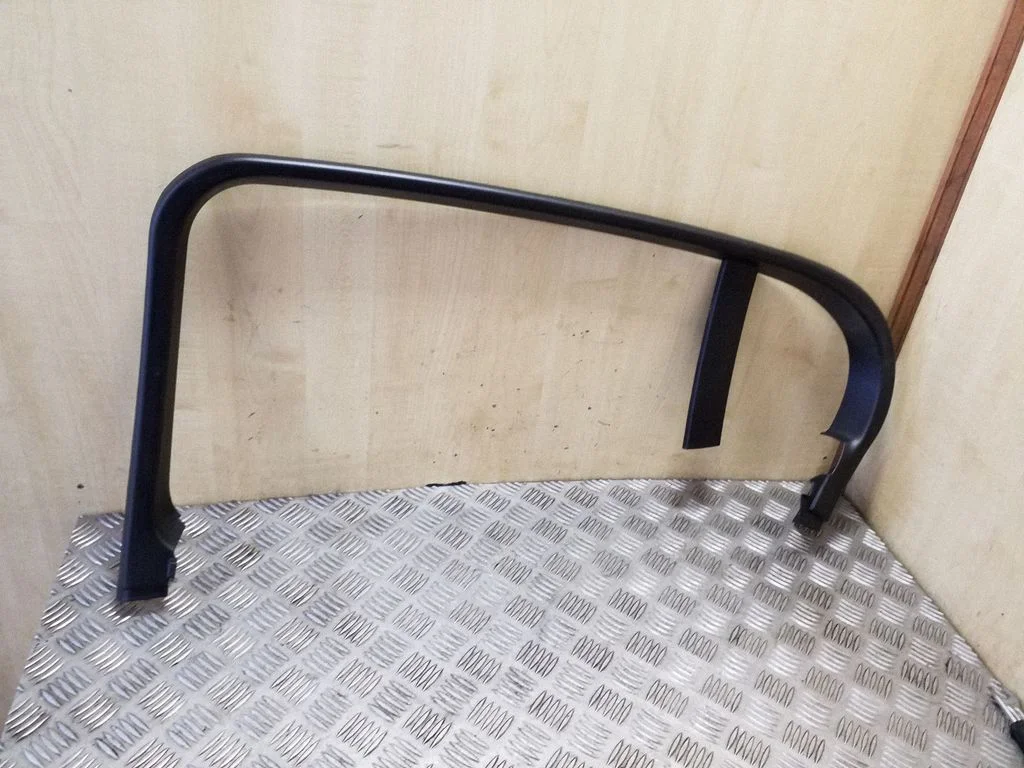 Kita galinių durų apdailos detalė