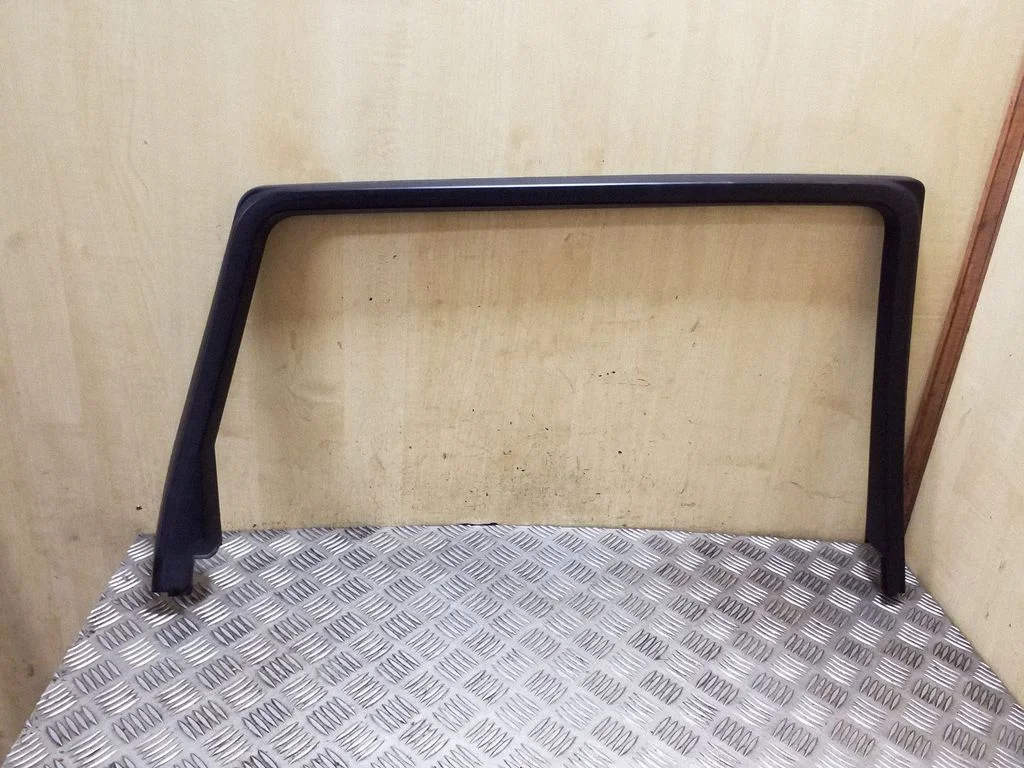 Kita galinių durų apdailos detalė
