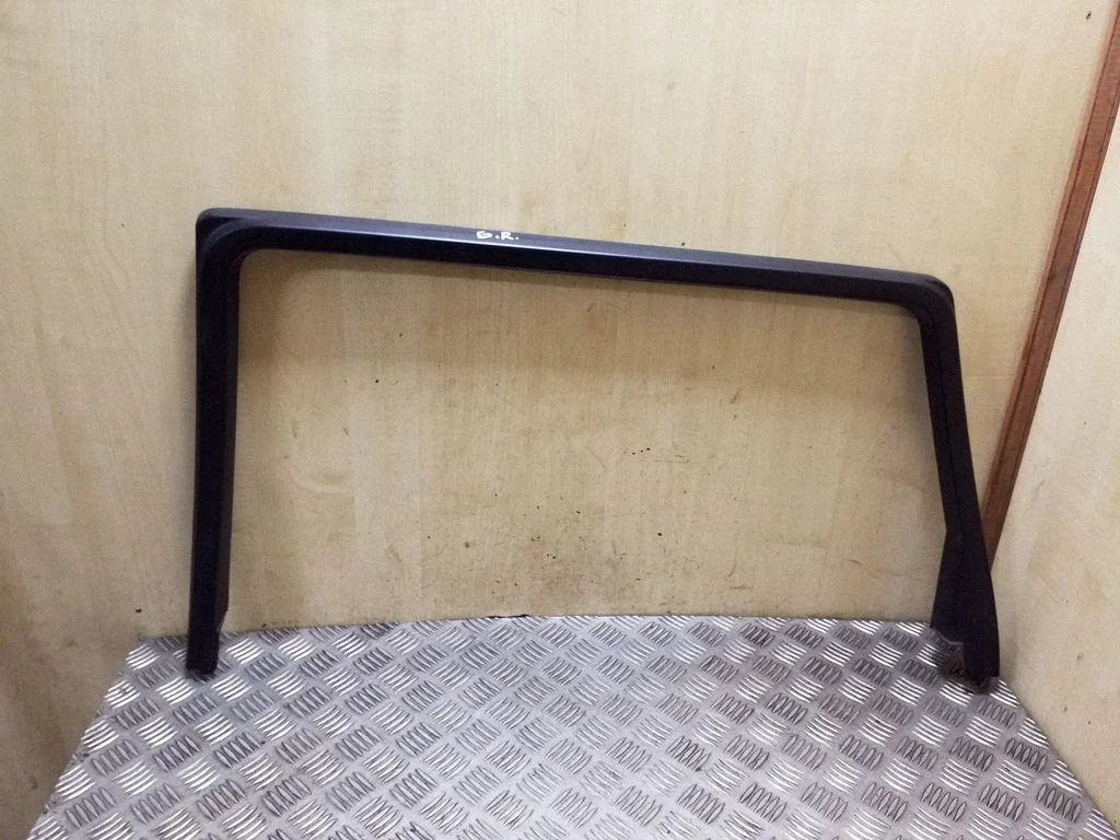 Kita galinių durų apdailos detalė