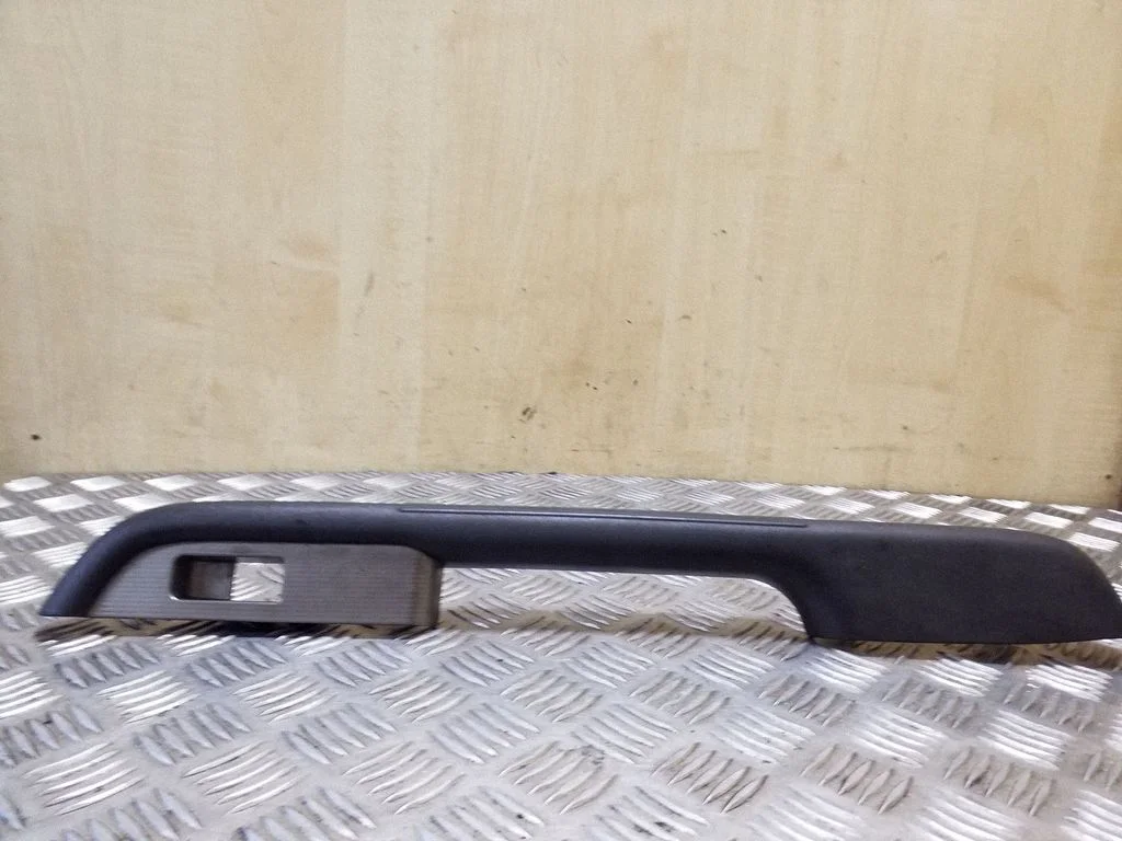 Kita galinių durų apdailos detalė