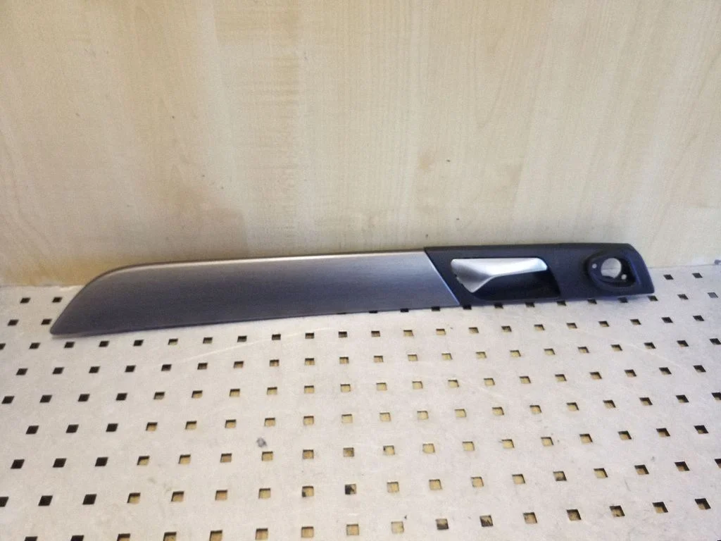 Kita galinių durų apdailos detalė