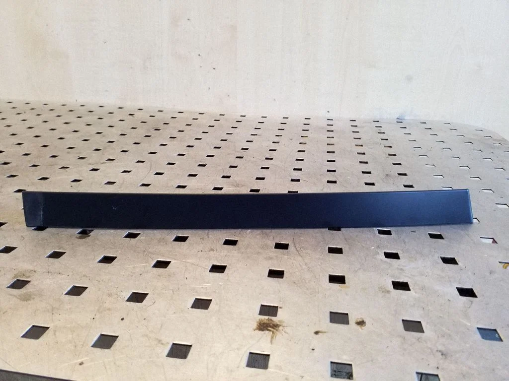 Kita galinių durų apdailos detalė