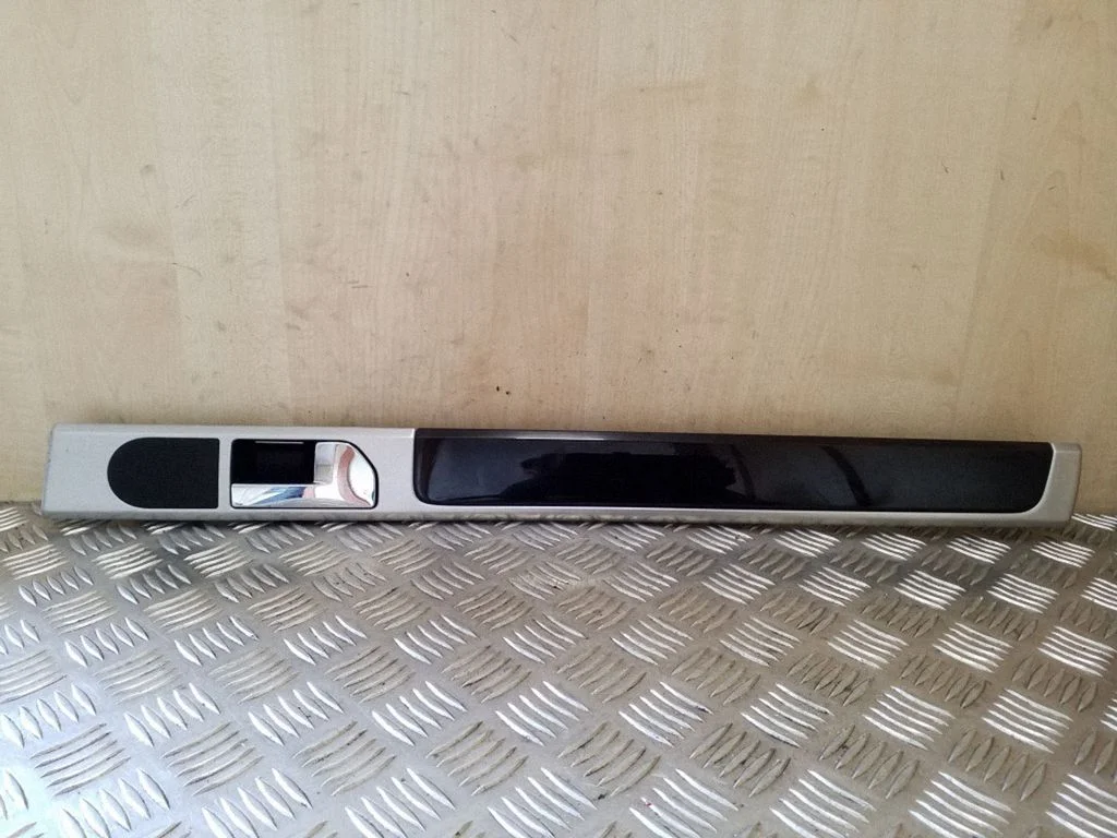 Kita galinių durų apdailos detalė