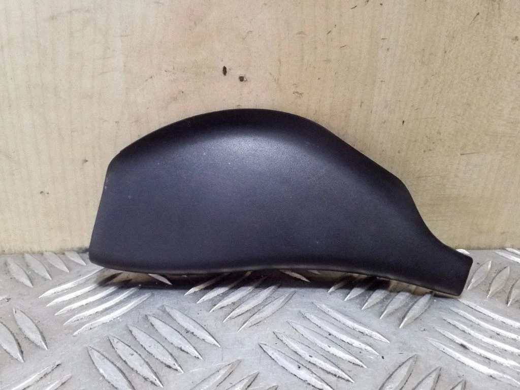 Kita galinių durų apdailos detalė