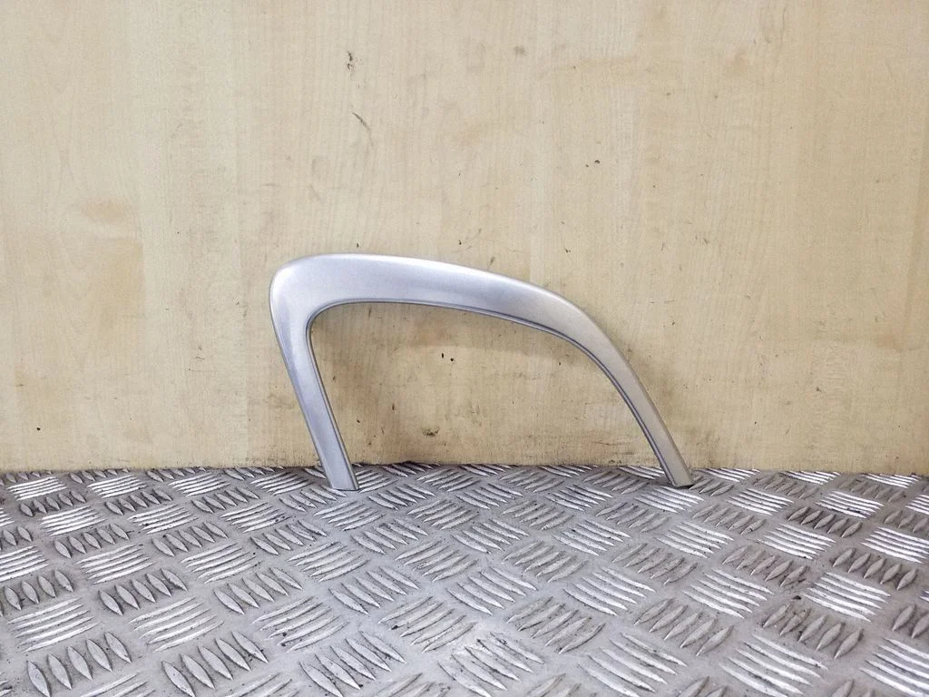 Kita galinių durų apdailos detalė
