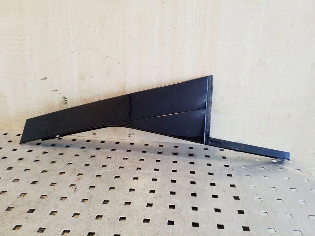 Kita galinių durų apdailos detalė