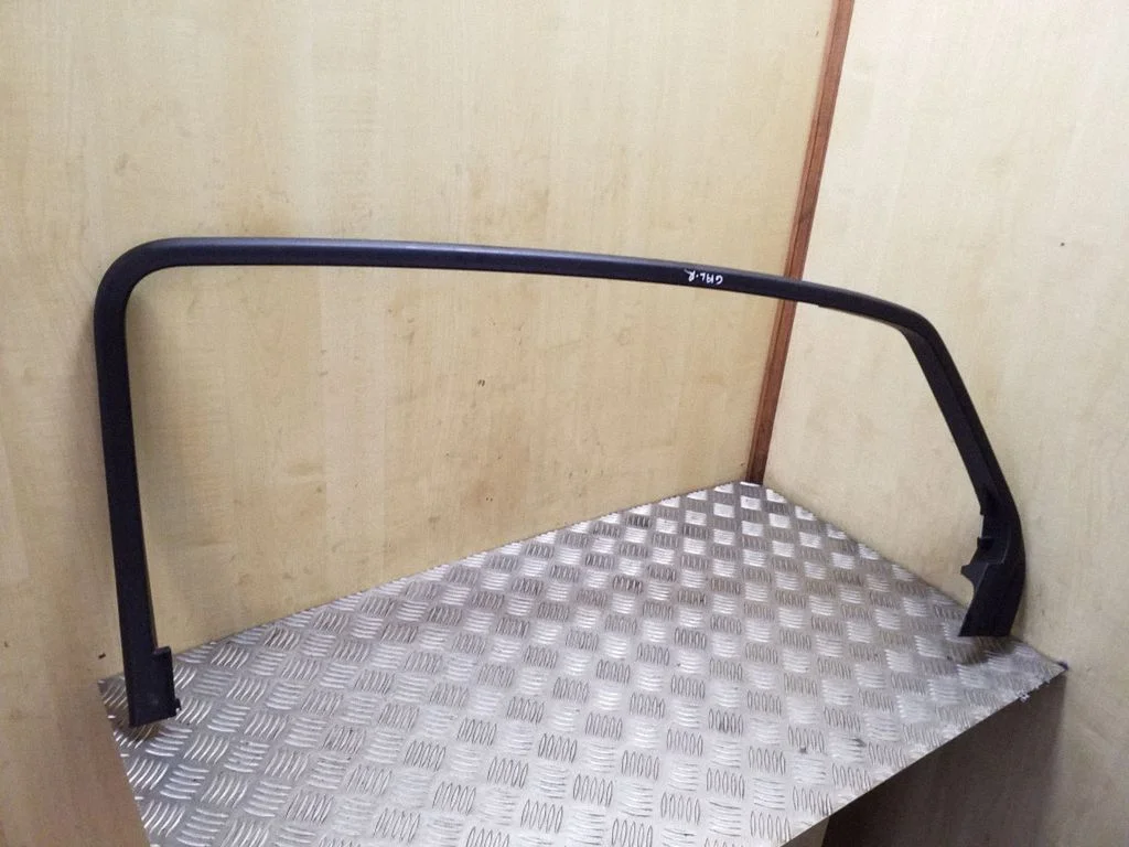 Kita galinių durų apdailos detalė
