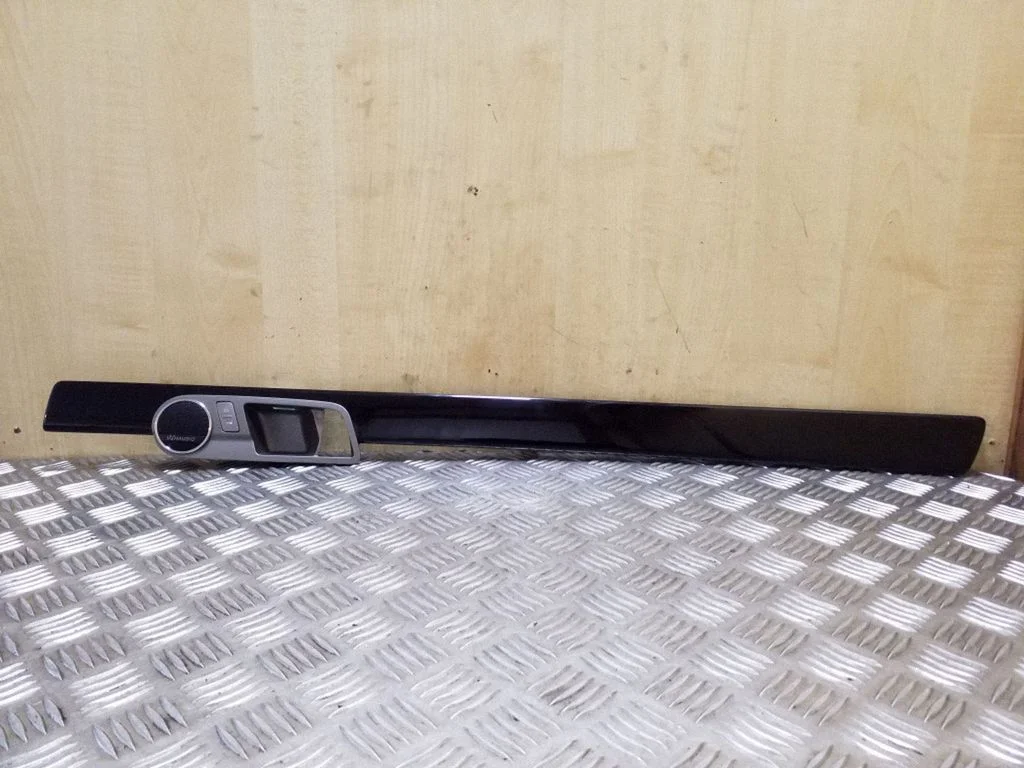 Kita galinių durų apdailos detalė