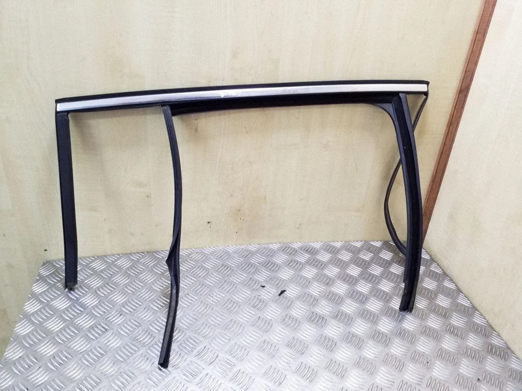 Kita galinių durų apdailos detalė