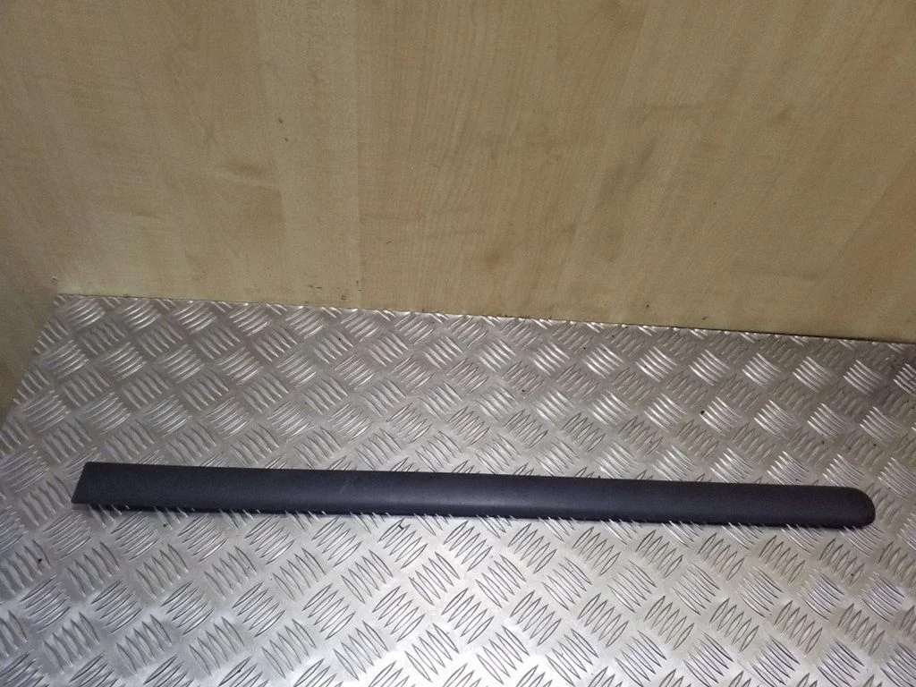 Kita galinių durų apdailos detalė