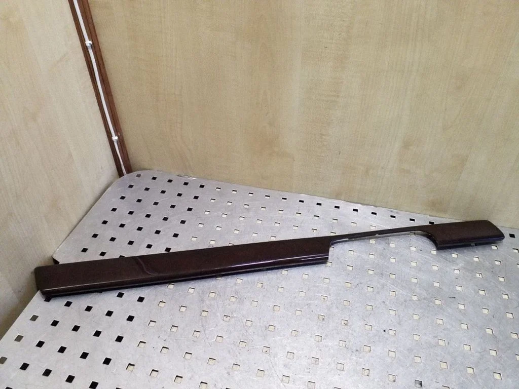 Kita galinių durų apdailos detalė