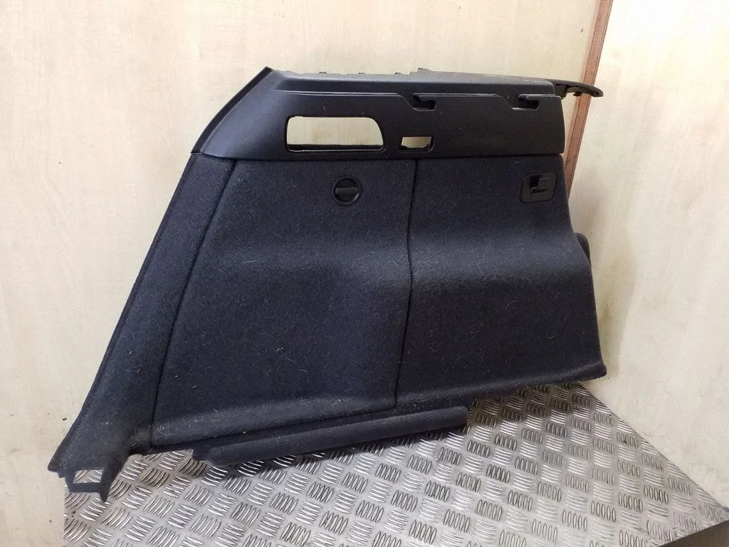 Kita bagažinės apdailos detalė