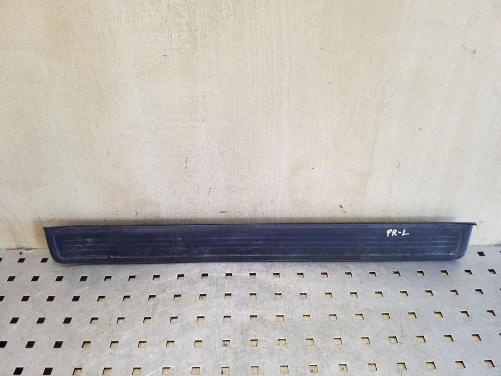 Priekinio slenksčio apdaila (vidinė)