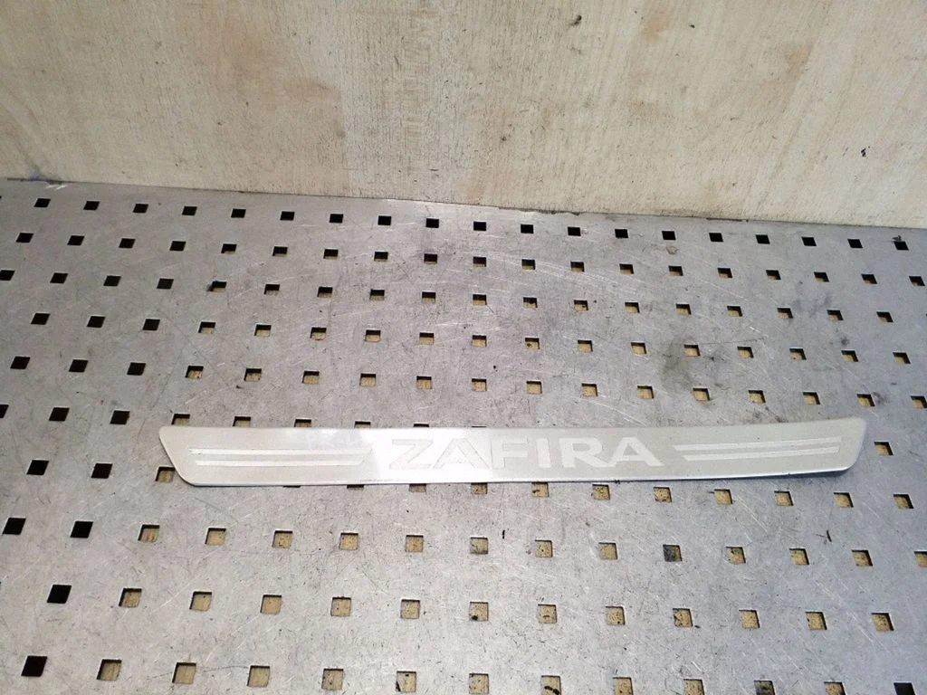 Priekinio slenksčio apdaila (vidinė)