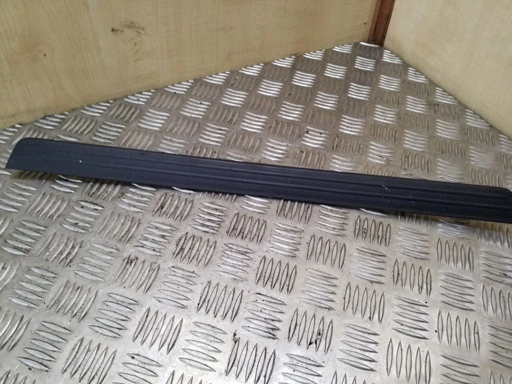 Priekinio slenksčio apdaila (vidinė)