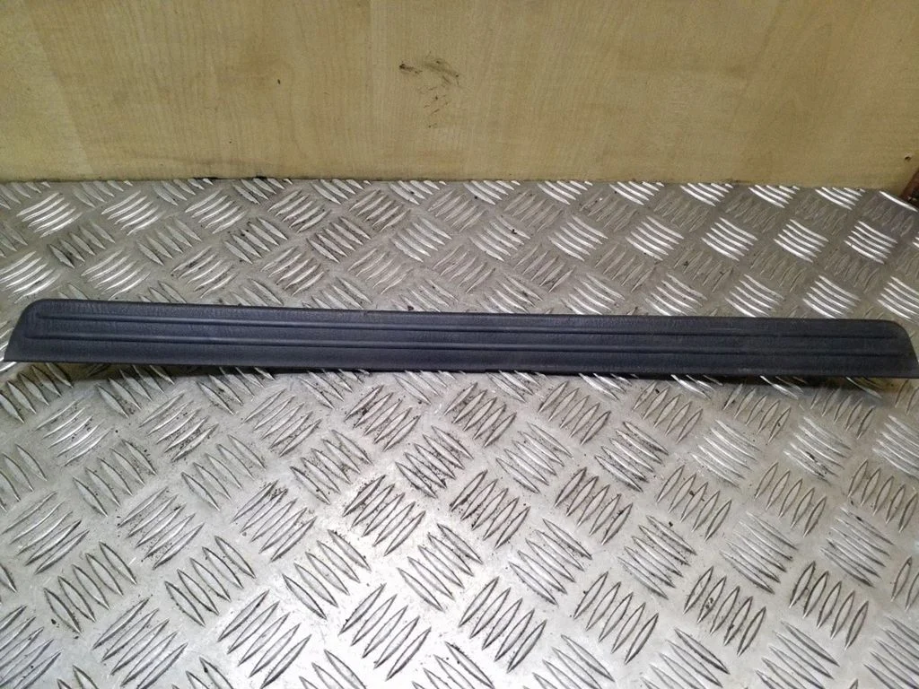 Priekinio slenksčio apdaila (vidinė)