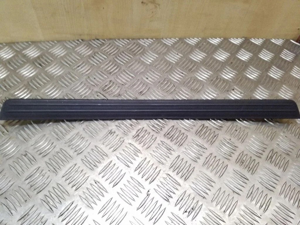 Priekinio slenksčio apdaila (vidinė)