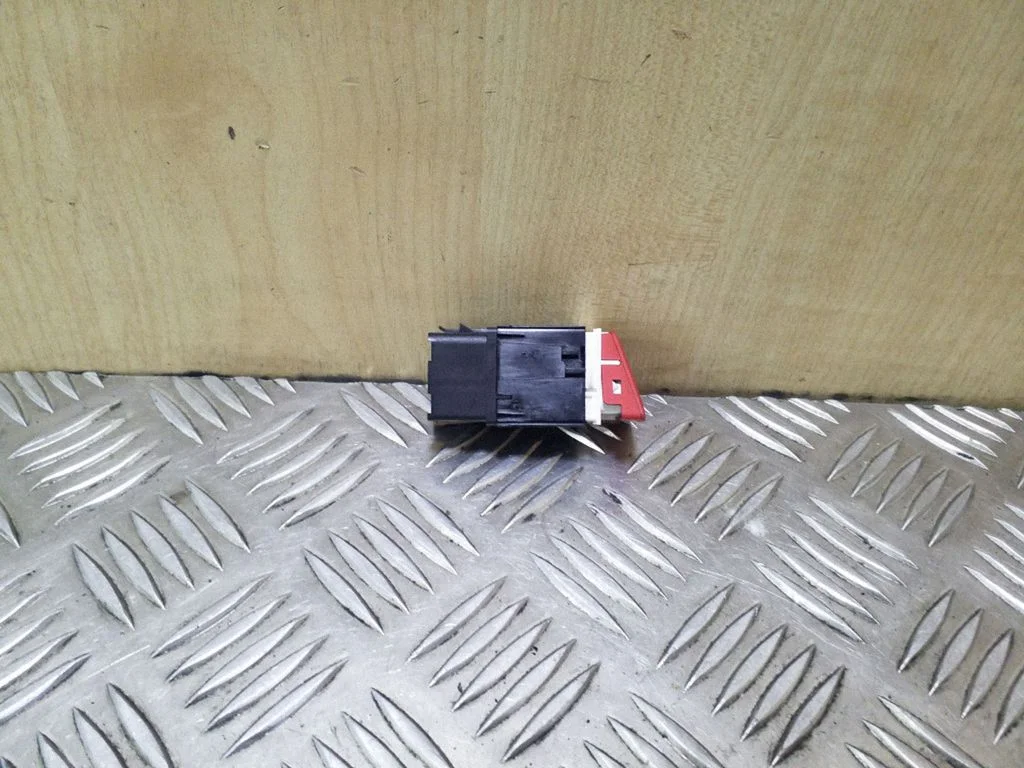 Avarinių žibintų jungtukas