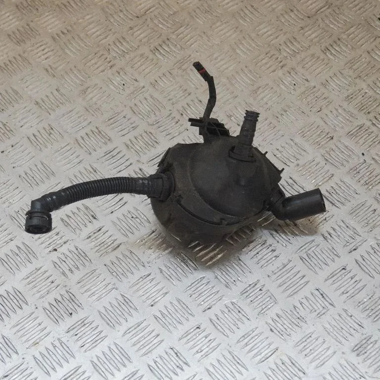 Kita variklio skyriaus detalė