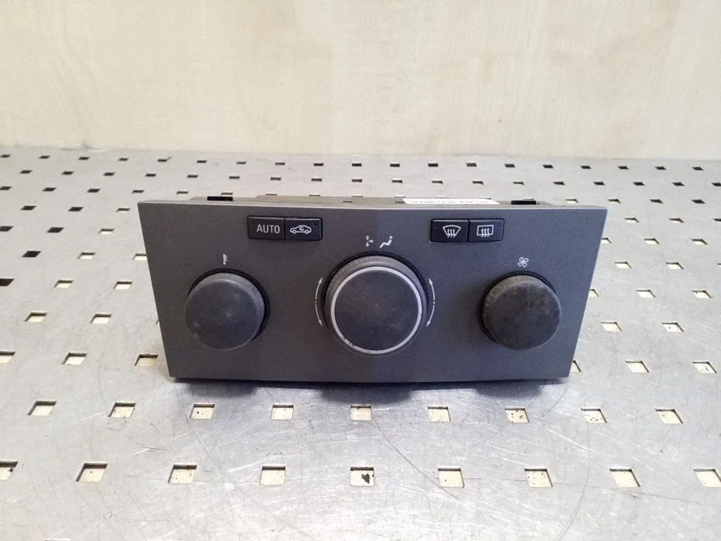 Oro kondicionieriaus/ klimato/ pečiuko valdymo blokas (salone)
