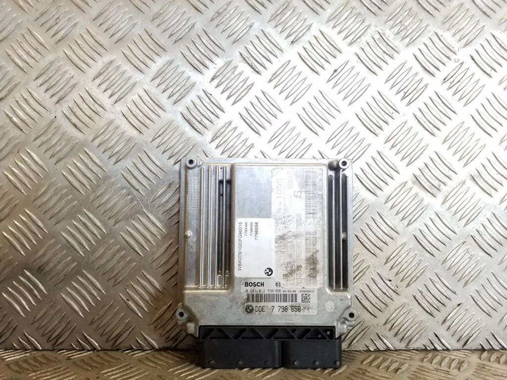 Variklio valdymo blokas