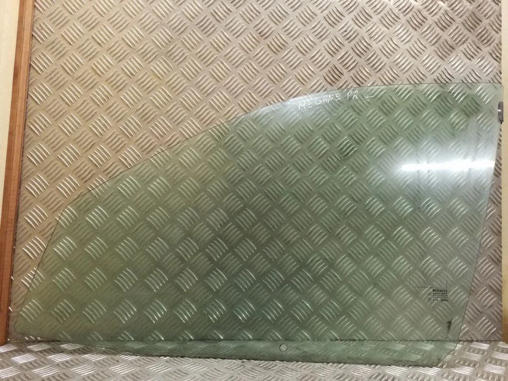 Pagrindinis priekinių durų stiklas (keturdurio)