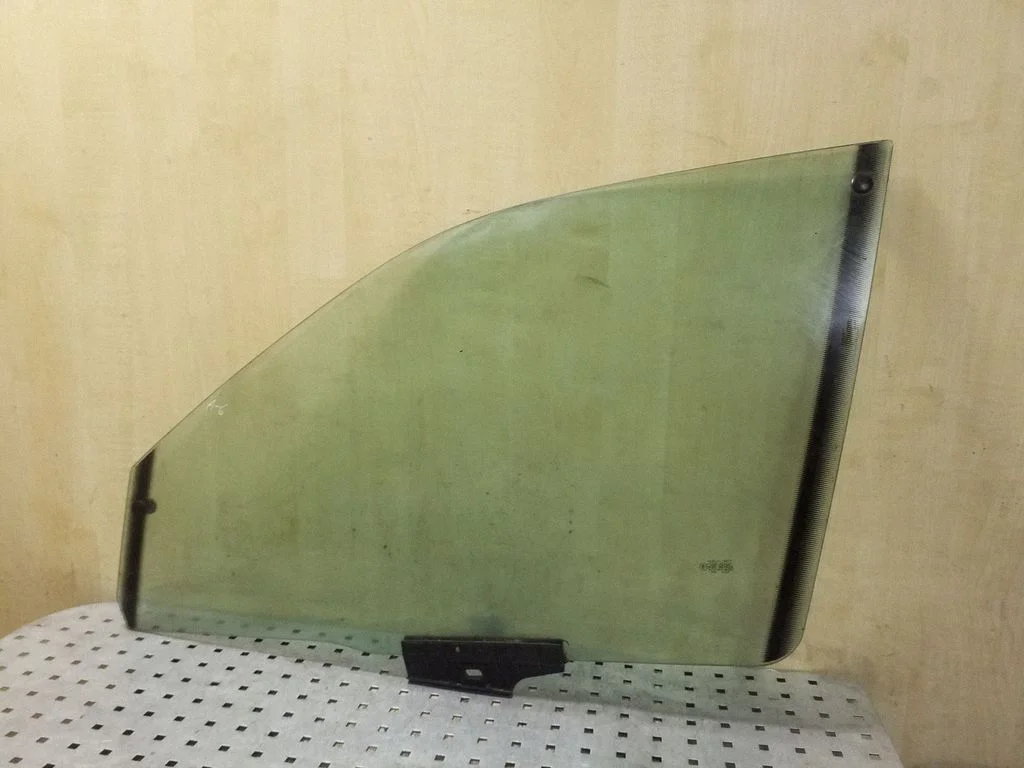 Pagrindinis priekinių durų stiklas (keturdurio)