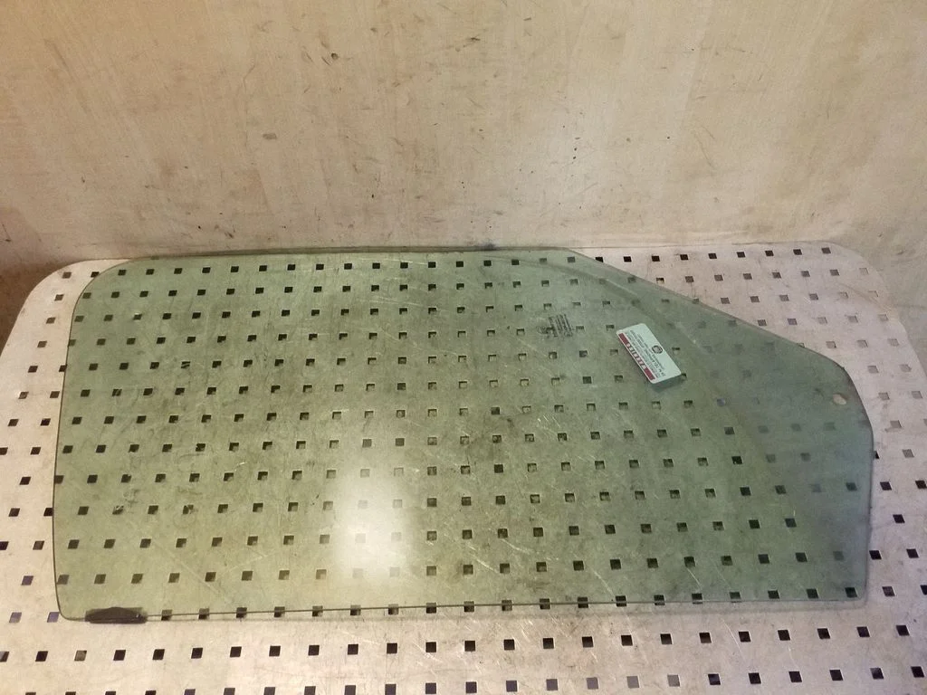 Pagrindinis priekinių durų stiklas (keturdurio)