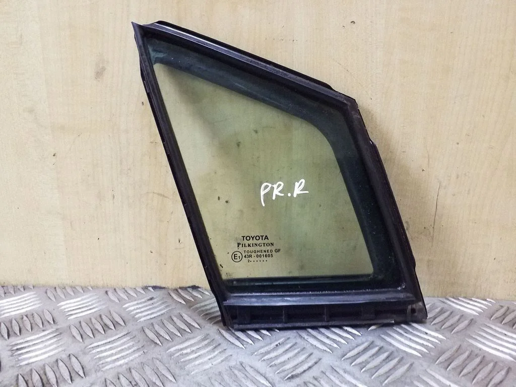 Mažasis "A" priekinių durų stiklas (keturdurio)