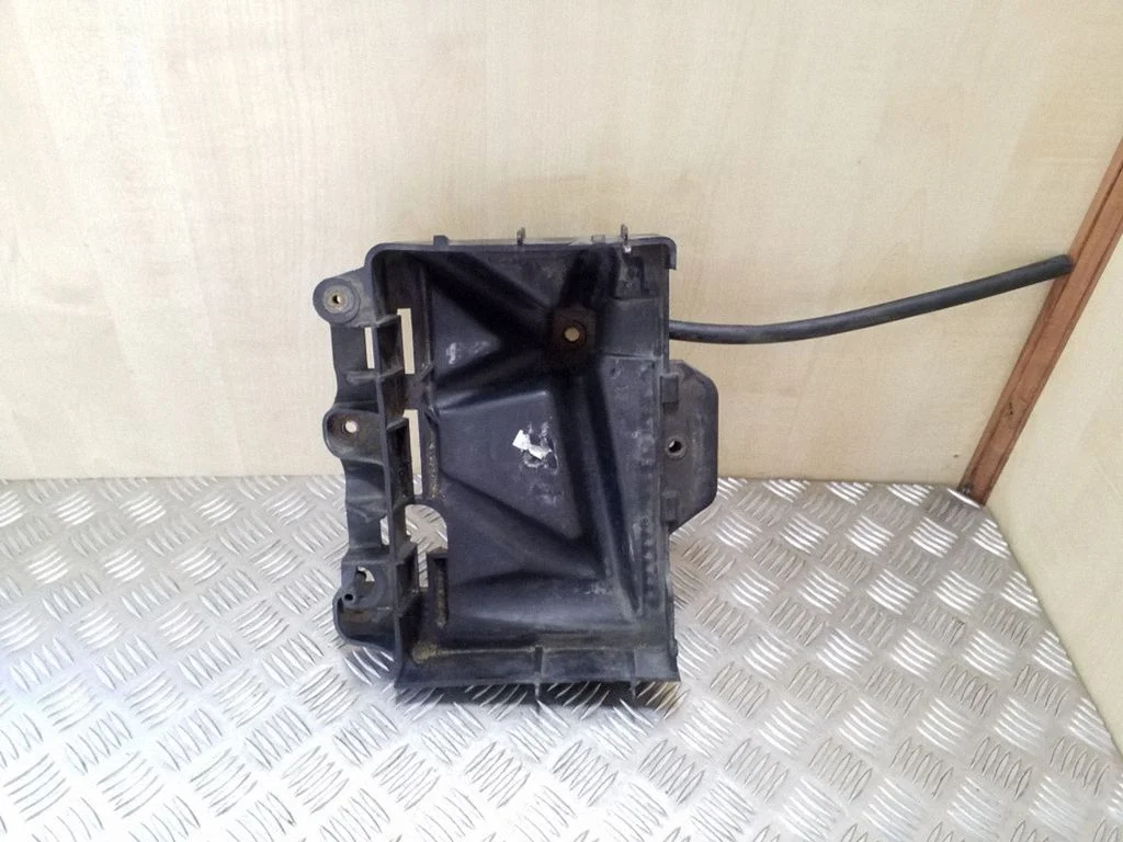 Akumuliatoriaus tvirtinimo padas